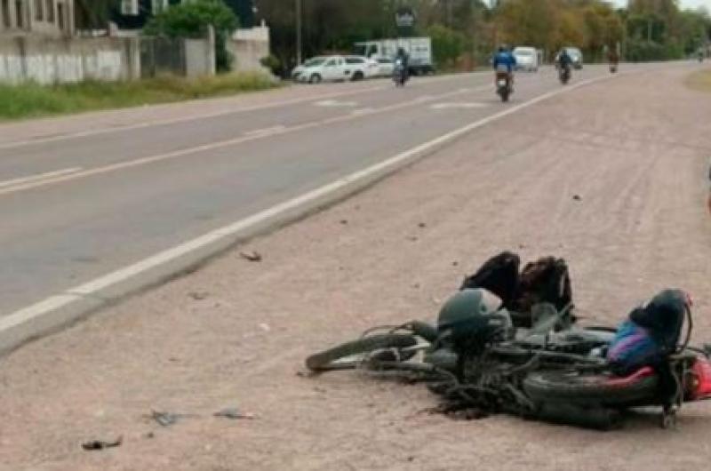 Choque y fuga en la Ruta 9- un camioacuten embistioacute a una motociclista y la dejoacute herida e inconsciente
