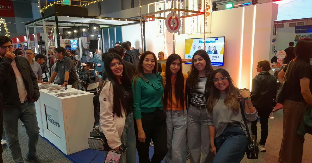Galeriacutea de fotos- el color de la segunda jornada de la Feria del Libro en el stand de EL LIBERAL