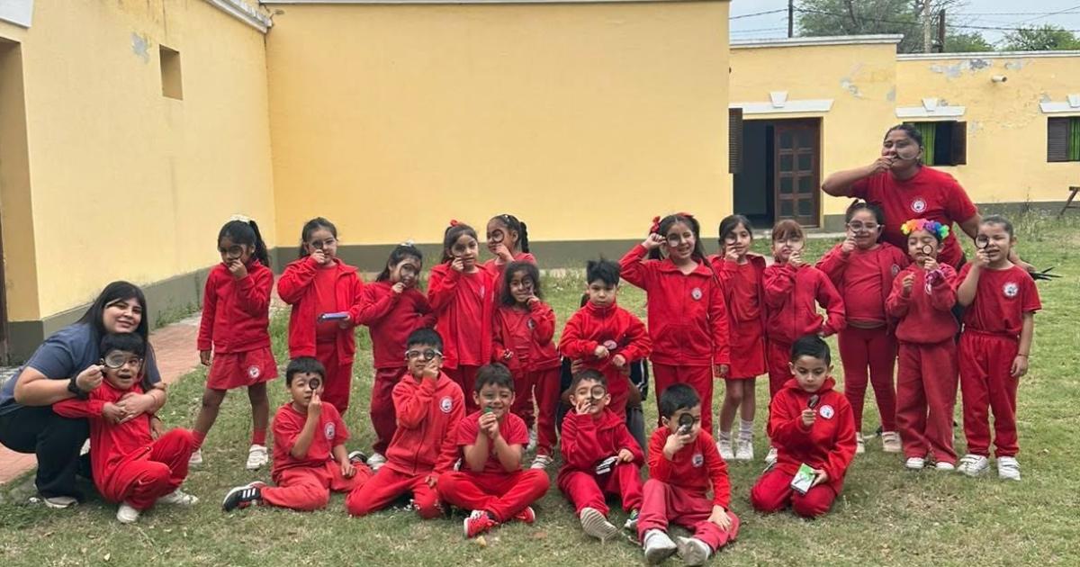 Los nintildeos del Jardiacuten trabajan en exploracioacuten de la naturaleza