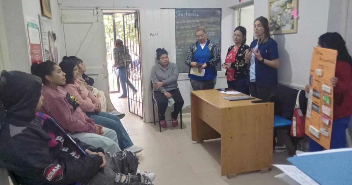 Se brindoacute un taller sobre meacutetodos anticonceptivos en B ordm25 de Mayo