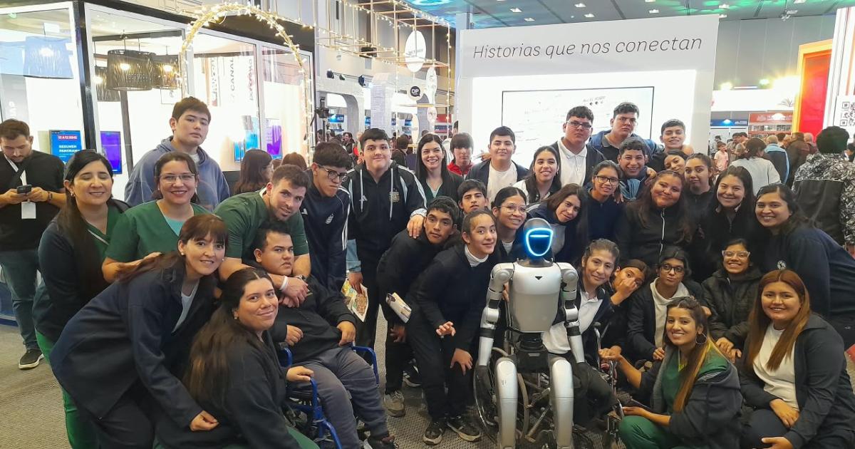FOTOS Joacutevenes estudiantes y docentes visitaron el stand de EL LIBERAL en el tercer diacutea de la Feria del Libro