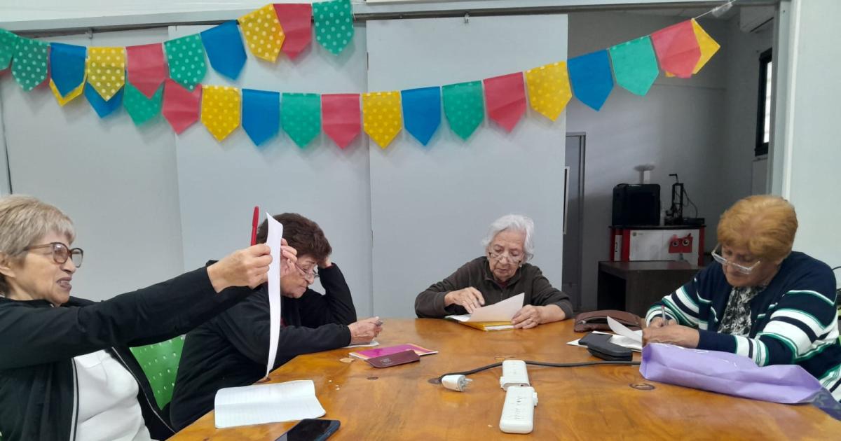 Adultos mayores participan de taller de estimulacioacuten