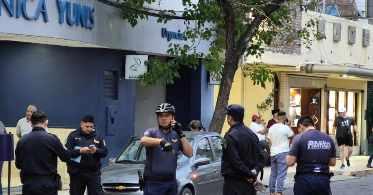 Revuelo en pleno centro- una persona muerta en un auto estacionado