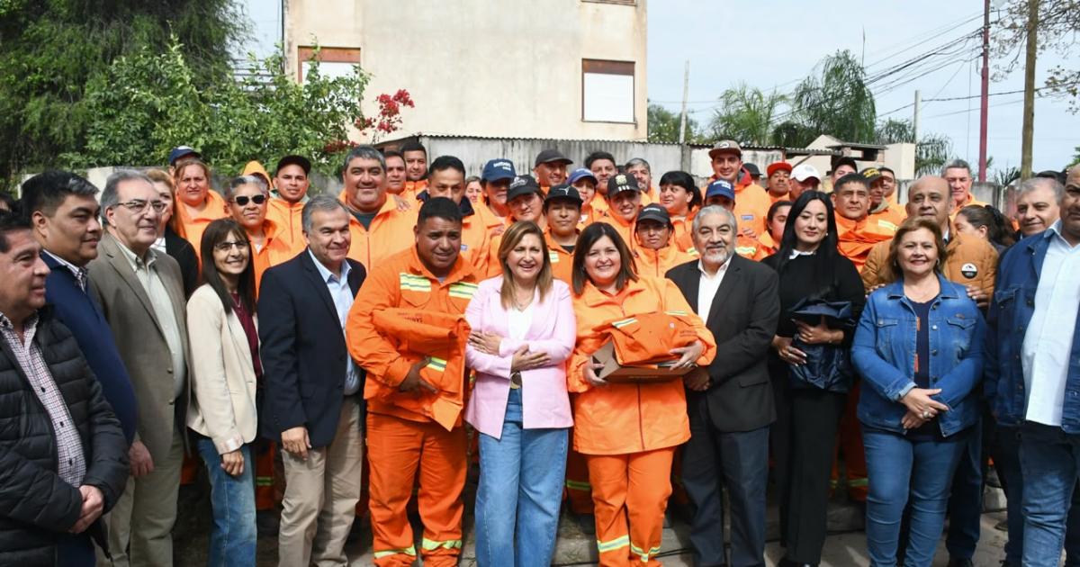 Diacutea del Recolector- la Municipalidad entregoacute maacutes de 2200 uniformes al personal de Servicios Urbanos