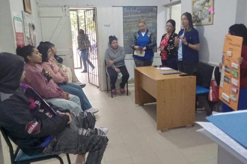 Se brindoacute un taller sobre meacutetodos anticonceptivos en B ordm25 de Mayo