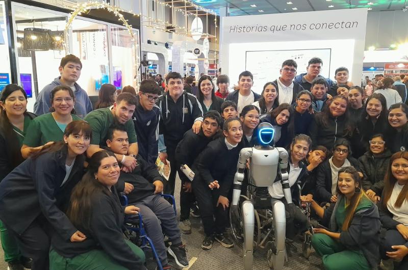 FOTOS  Joacutevenes estudiantes y docentes visitaron el stand de EL LIBERAL en el tercer diacutea de la Feria del Libro