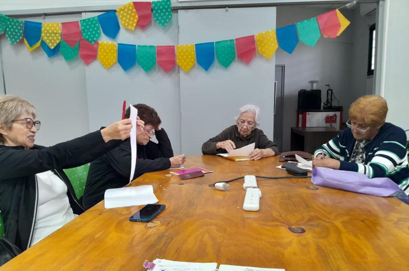 Adultos mayores participan de taller de estimulacioacuten