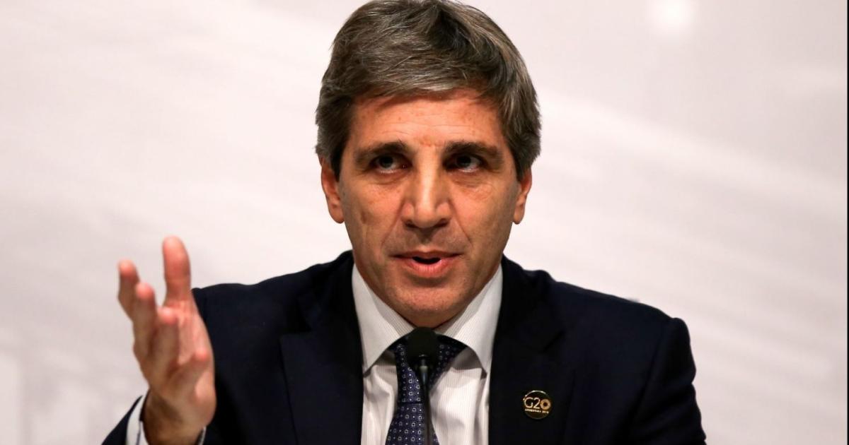 El objetivo de la presentación es elevar a una instancia superior el sobreseimiento dictado a favor de Luis Caputo (Foto Google)