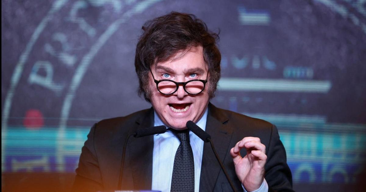 El presidente Javier Milei volvió a calificar al gobernador bonaerense Axel Kicillof como un enano soviético (Foto Google)