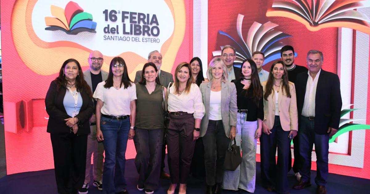 La intendente Fuentes asistió a la presentación del libro El municipio santiagueño en el siglo XVIII en la Feria del Libro