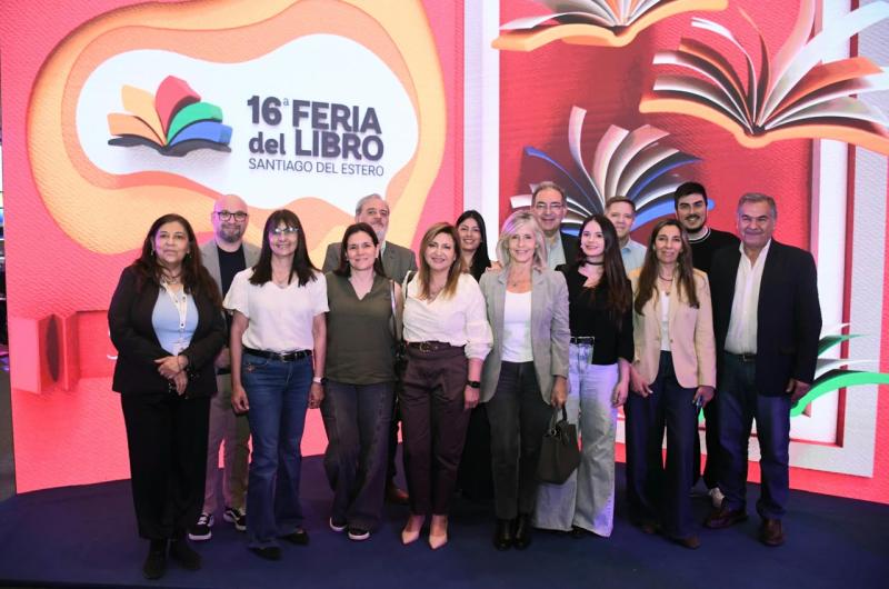 La intendente Fuentes asistió a la presentación del libro El municipio santiagueño en el siglo XVIII en la Feria del Libro