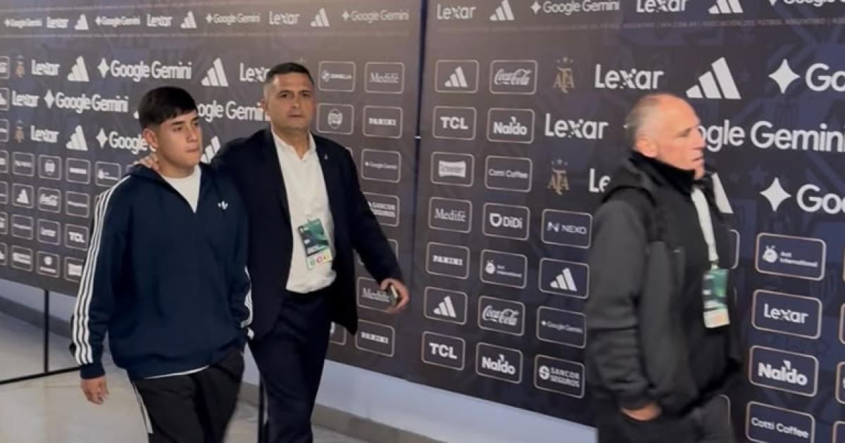 Tom�s Aranda yendo al vestuario de la Selección Argentina en el Monumental Foto- Flavia Su�rez