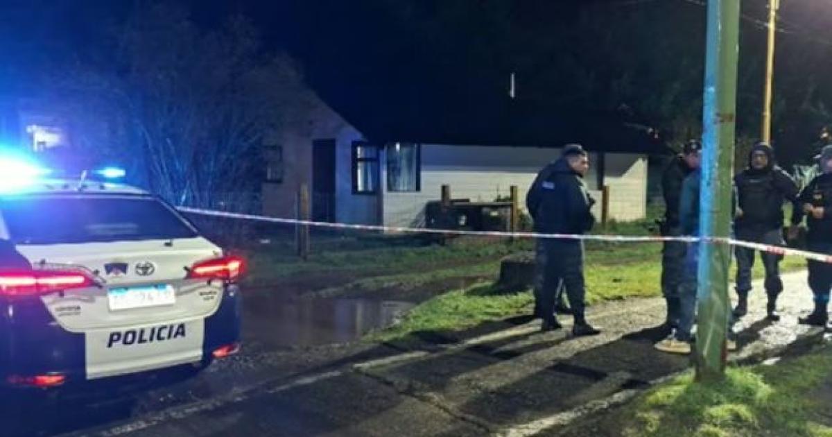Horror- un hombre asesinoacute a su hija de 3 antildeos y quedoacute internado bajo custodia policial