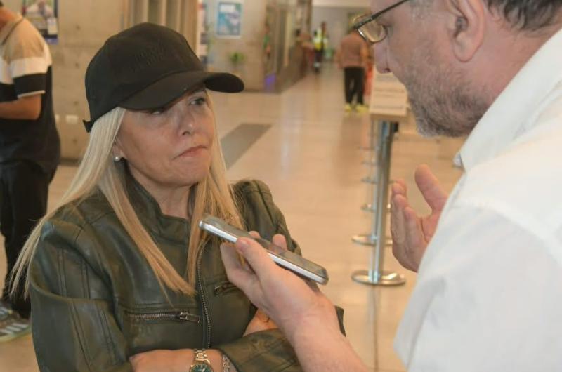 Lali- su mamaacute presenta en Santiago su libro sobre coacutemo superoacute el caacutencer