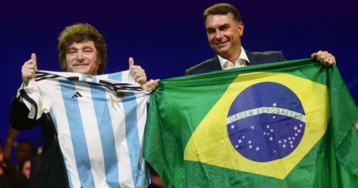 Javier Milei y Flavio Bolsonaro dos referentes de la derecha regional que este año consolidaron sus vínculos políticos (Foto- REUTERSJean Carniel)