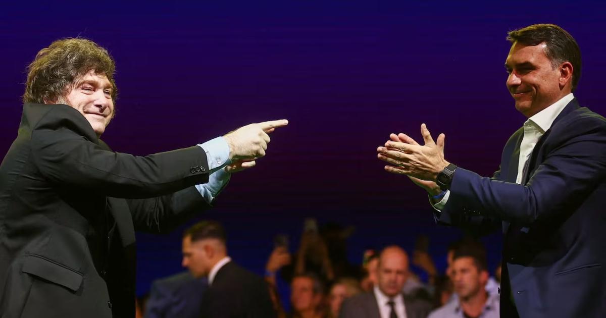 Milei con FlÃvio Bolsonaro cuando fue el lanzamiento de su campaña presidencial El 14 de octubre compartirà un evento con su hermano Eduardo (REUTERSJean Carniel)