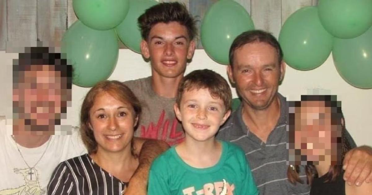 Francisco Reddy es el joven de 20 años ubicado en el centro de la imagen Abajo està su madrastra María Eugenia SuÃrez su hermanastro Ignacio Reddy y su padre Diego Reddy