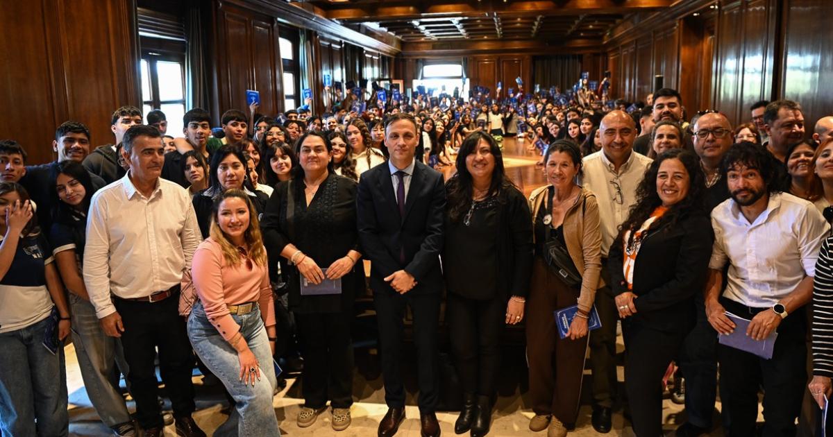 El jefe de gabinete Víctor Araujo recibió a estudiantes de distintos departamentos de la provincia