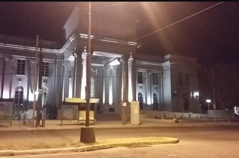 Tragedia en una cancha de fuacutetbol- un jugador se descompensoacute durante un partido y fallecioacute