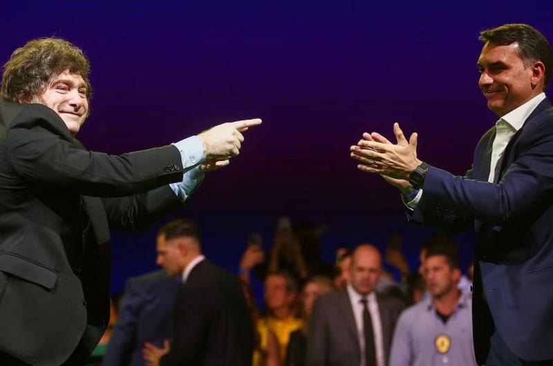 Milei con Fl�vio Bolsonaro cuando fue el lanzamiento de su campaña presidencial El 14 de octubre compartir� un evento con su hermano Eduardo (REUTERSJean Carniel)