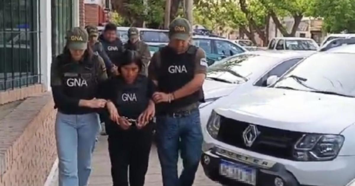 Gendarmeriacutea detuvo a una pareja de bolivianos que transportaban casi 200 caacutepsulas de cocaiacutena en su cuerpo