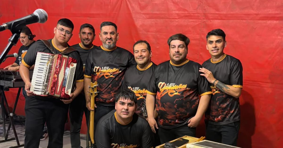 El Barrial se viste de fiesta- Los Yandentildeos encabezan la celebracioacuten por el doble aniversario