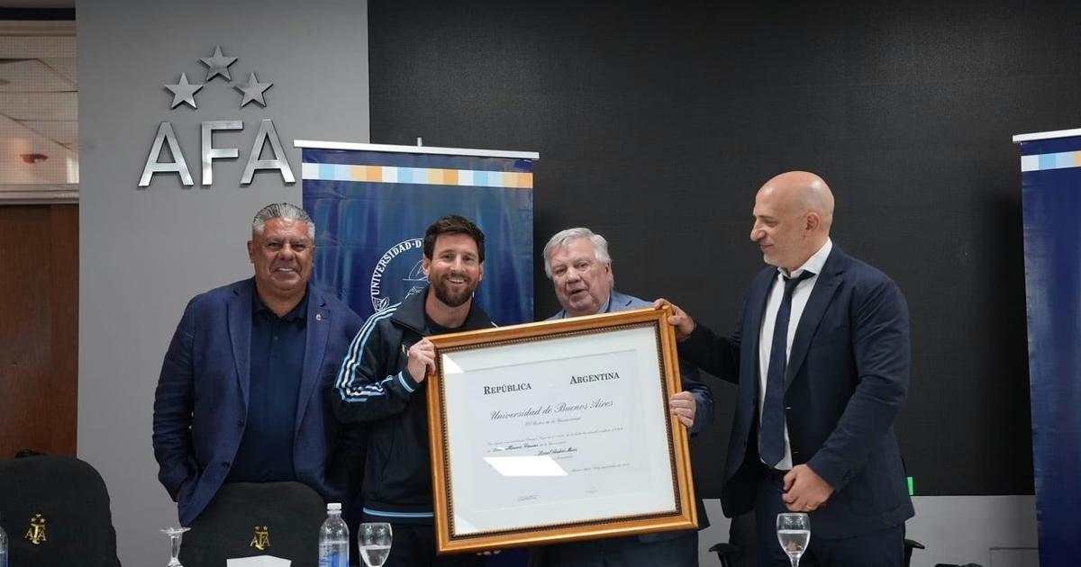 El reconocimiento al futbolista se realizó hoy (Foto Google)