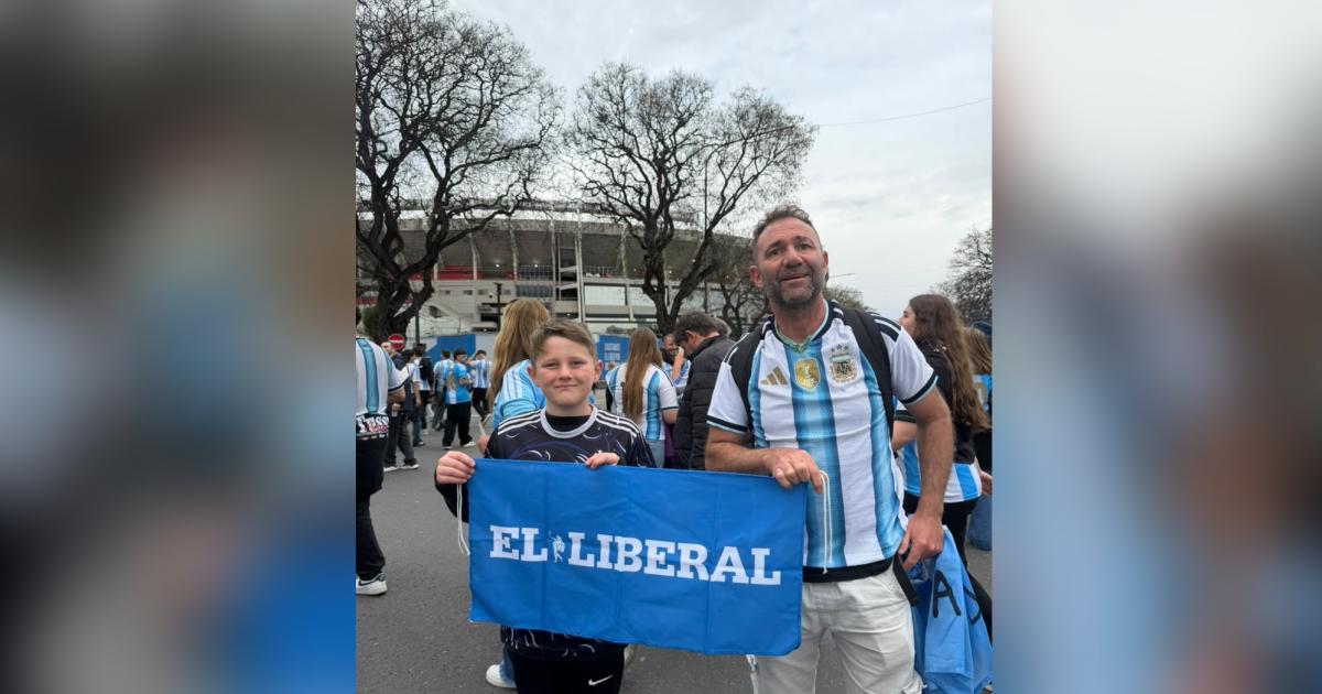 Argentina vs Beniacuten en el Monumental- las mejores fotos de los hinchas en la noche histoacuterica de Lionel Messi