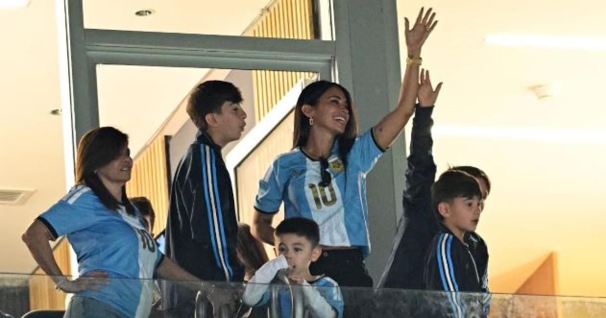 La llegada de Antonela Roccuzzo Celia y los hijos de Messi al Monumental en una noche histoacuterica