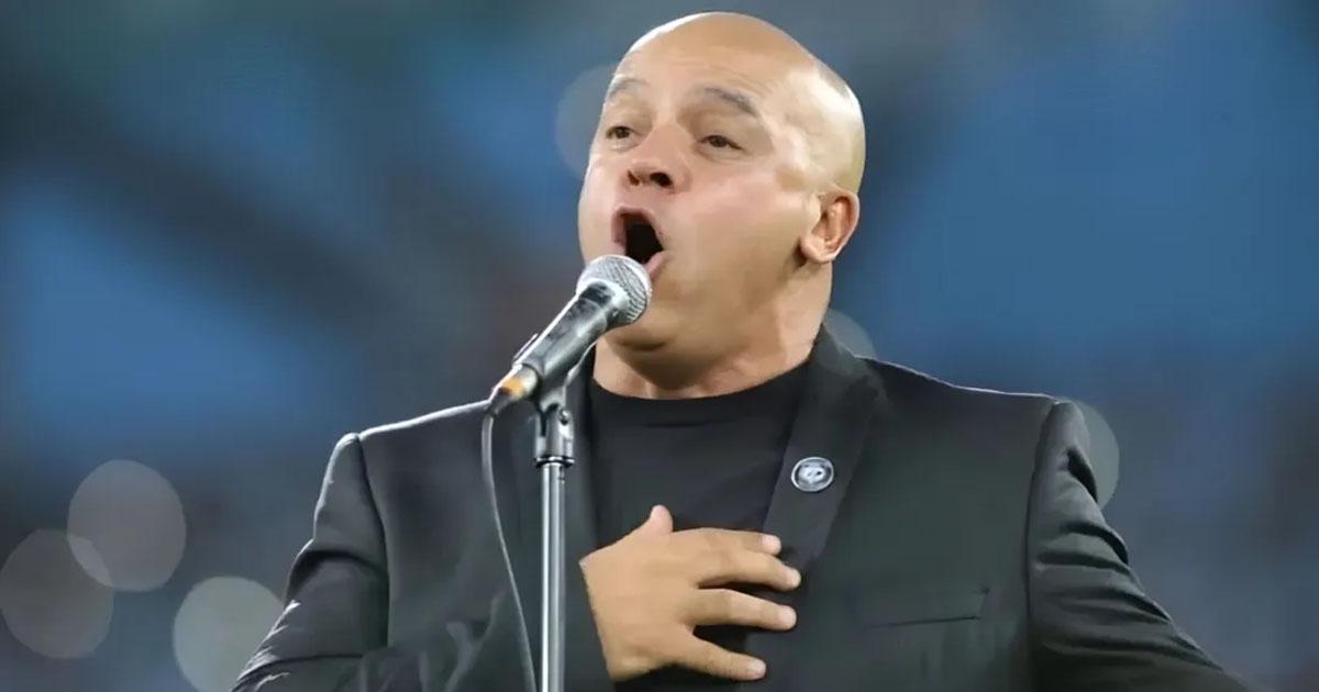 Emocioacuten en el Monumental- el excombatiente Fabio Santana cantoacute el Himno en la despedida de Lionel Messi