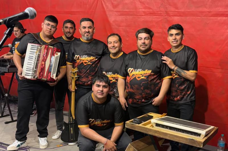 El Barrial se viste de fiesta- Los Yandentildeos encabezan la celebracioacuten por el doble aniversario