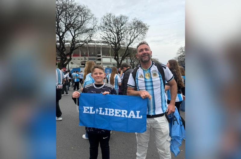Argentina vs Beniacuten en el Monumental- las mejores fotos de los hinchas en la noche histoacuterica de Lionel Messi