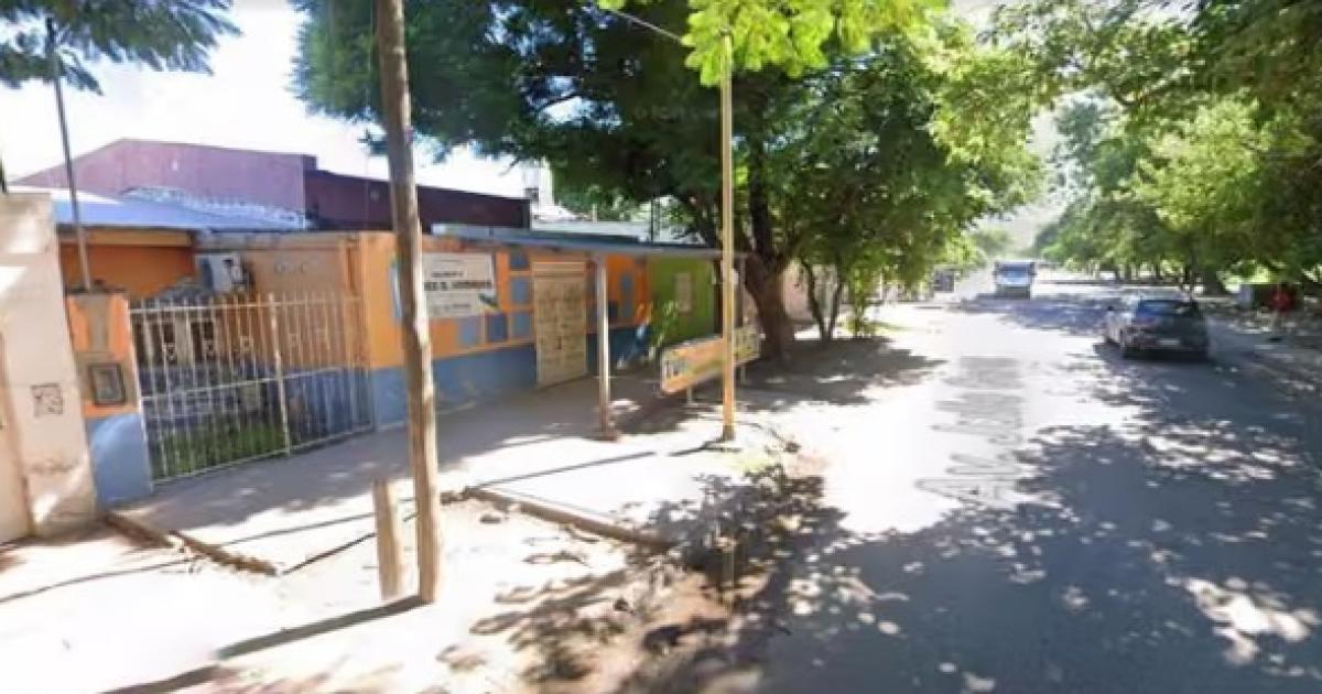 Violento episodio en un jardiacuten- insultaron y amenazaron a la directora por un traacutemite