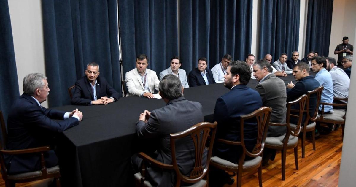 El gobernador Eliacuteas Suaacuterez participoacute de la apertura del Congreso Crea Chaco Santiaguentildeo 2026