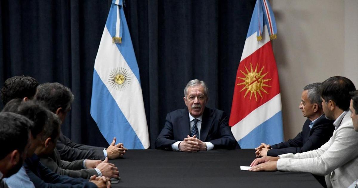 El gobernador Eliacuteas Suaacuterez participoacute de la apertura del Congreso Crea Chaco Santiaguentildeo 2026
