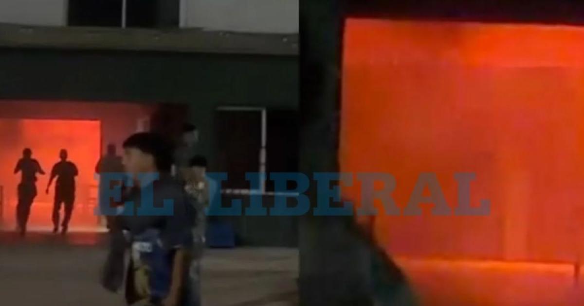 VIDEO Incendio en Antildeatuya- bomberos intentan sofocar las llamas en una cancha de fuacutetbol