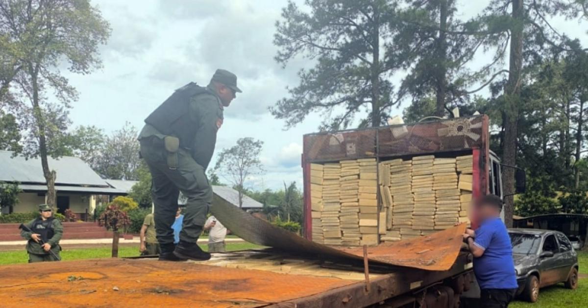 Golpe al narcotraacutefico en Misiones- descubren maacutes de una tonelada y media de marihuana en el doble fondo de un camioacuten