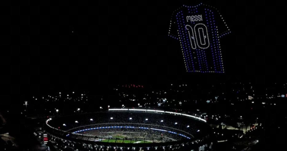 Un espectÃculo de drones muestra la camiseta de Lionel Messi tras su Ãltimo partido con la selección de Argentina Estadio Monumental Buenos Aires Argentina 6 de octubre de 2026