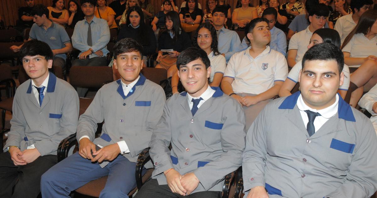 EL ROTARY CLUB ENTREGOacute DISTINCIONES