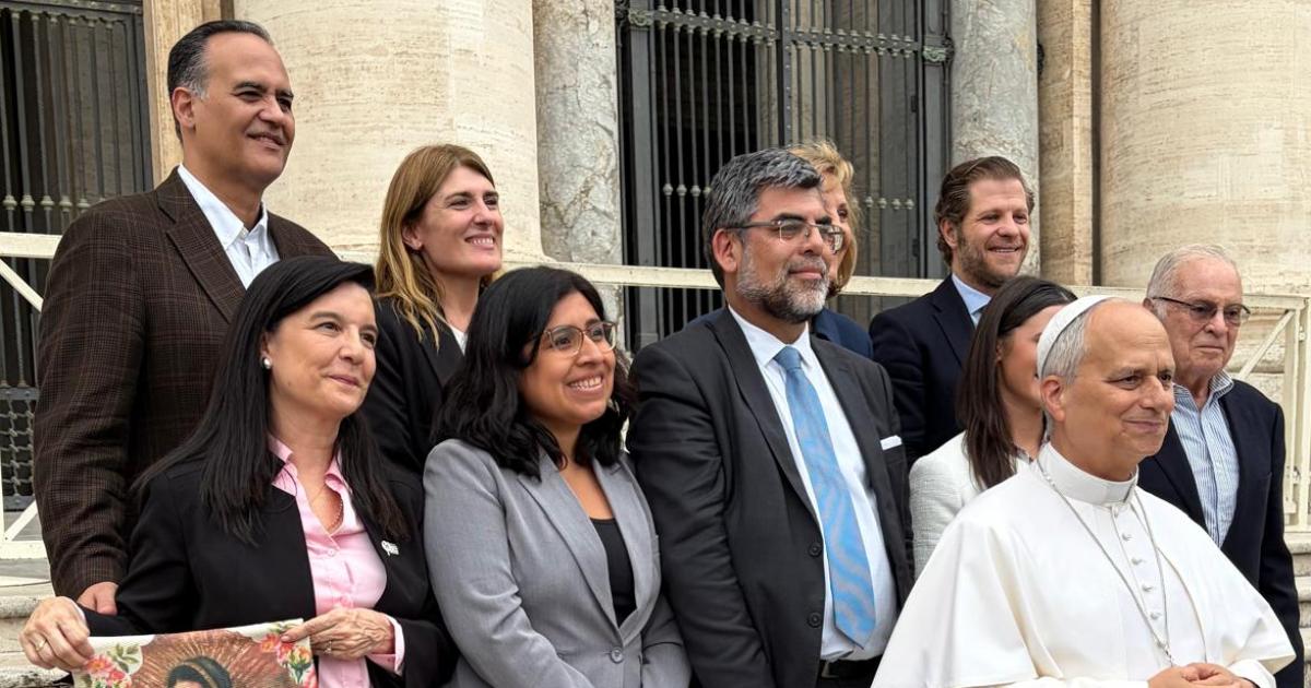 Adriana Sirito una columnista de EL LIBERAL con el Papa