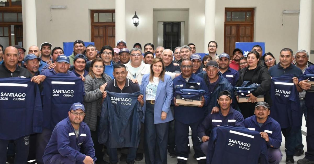 La intendente Norma Fuentes entregoacute uniformes para todos los trabajadores de Obras Puacuteblicas