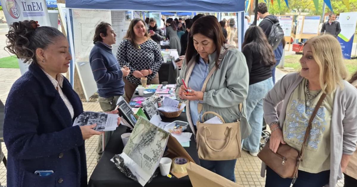 FOTOS La UNSE expone su trabajo de investigacioacuten con 36 stands interactivos en Plaza Libertad