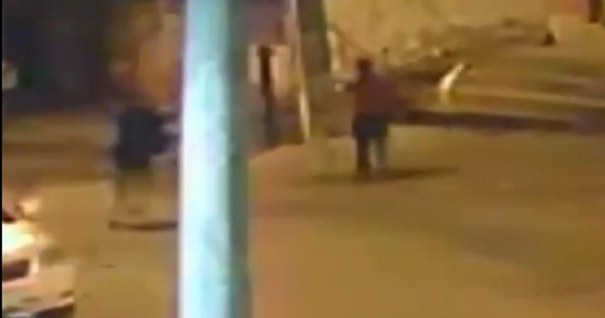 El ataque quedó grabado en las cÃmaras de seguridad de la zona (Foto captura video X)