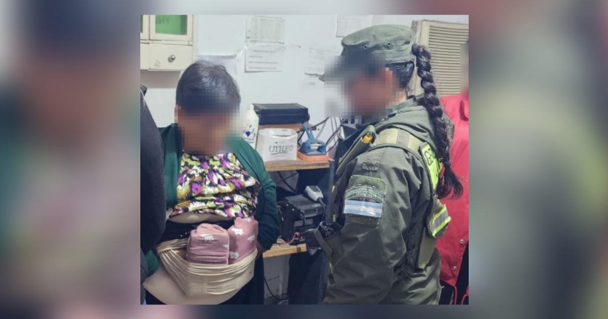 Gendarmeriacutea incautoacute maacutes de 4 kilos de cocaiacutena adheridos al cuerpo de dos pasajeras en la Ruta 9