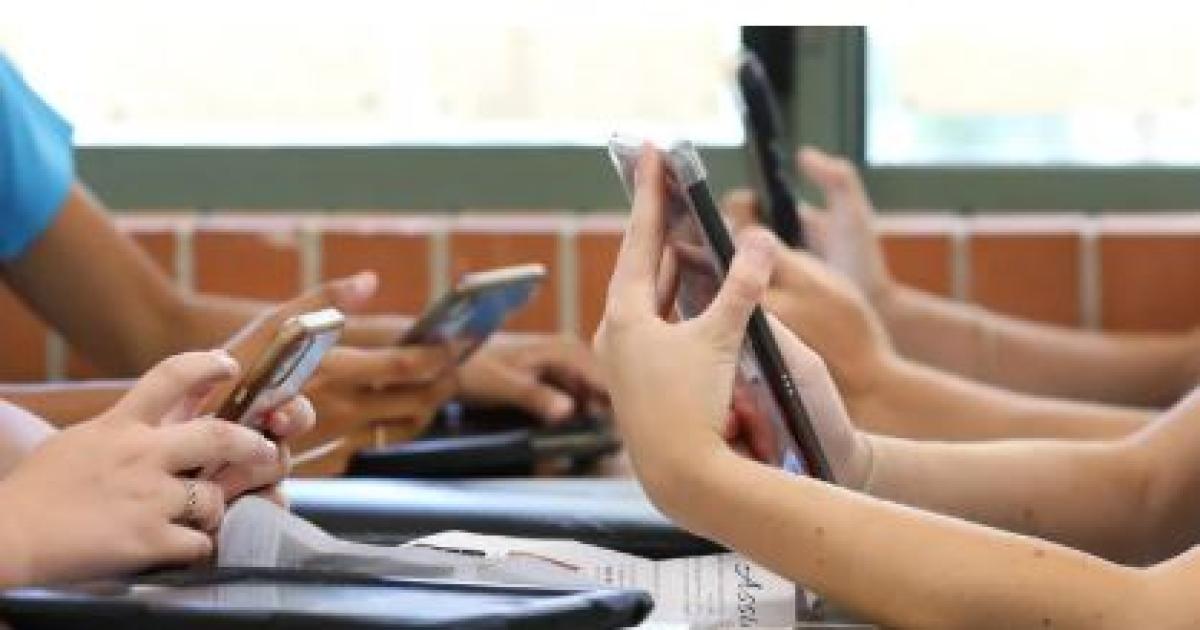 Investigan a cuatro alumnos por crear y vender imaacutegenes falsas de compantildeeras desnudas usando inteligencia artificial