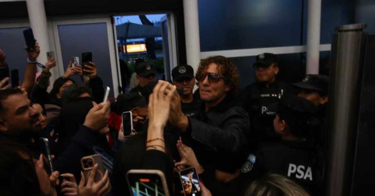 David Bisbal llegó a la Argentina y sus fans lo recibieron con banderas globos y mucha emoción