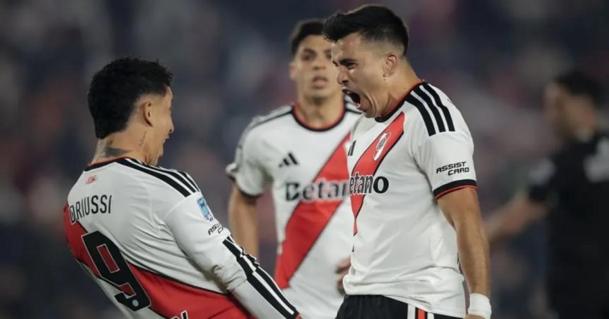 Marcos Acuña y SebastiÃn Driussi festejando el gol de River ante Estudiantes de Río Cuarto (Foto Baires)
