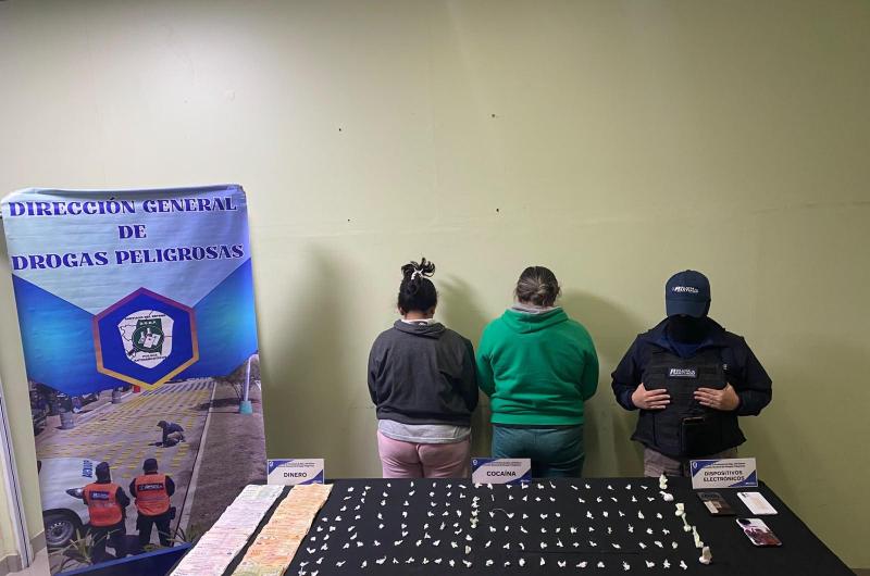 Con las manos en la masa- armaban bagullos de cocaiacutena cuando irrumpioacute la Policiacutea