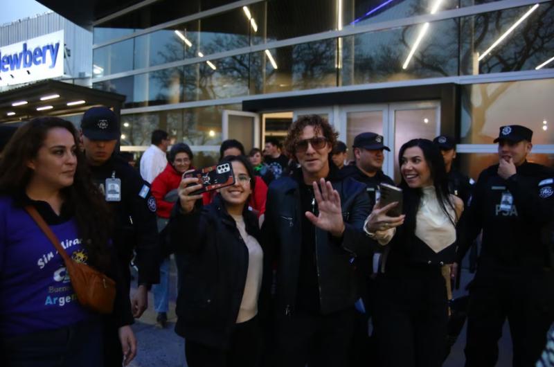 David Bisbal llegó a la Argentina y sus fans lo recibieron con banderas globos y mucha emoción