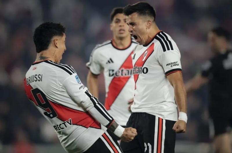 Marcos Acuña y Sebasti�n Driussi festejando el gol de River ante Estudiantes de Río Cuarto (Foto Baires)